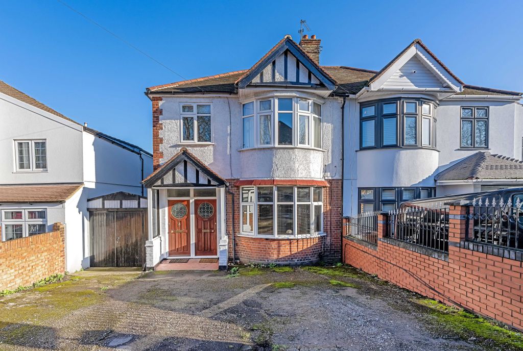Property photo 1 of 18 111B Wood Lane, Isleworth, Middlesex, Tw7 5Eg