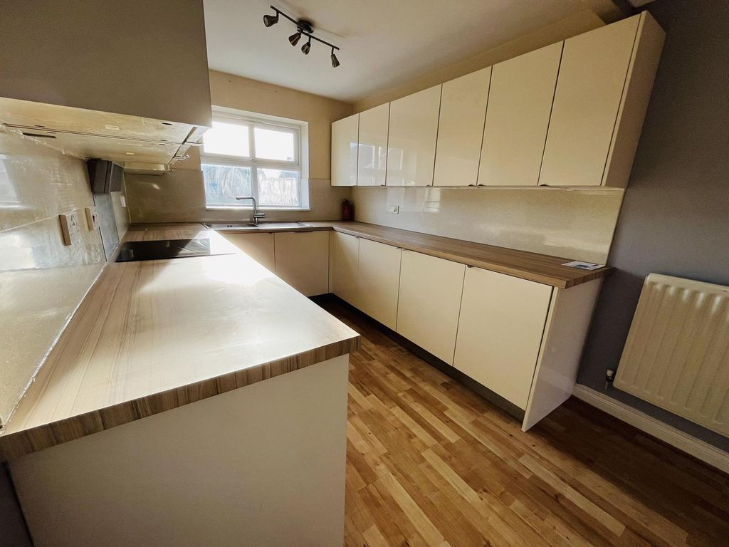 Property photo 3 of 26 Kitchen