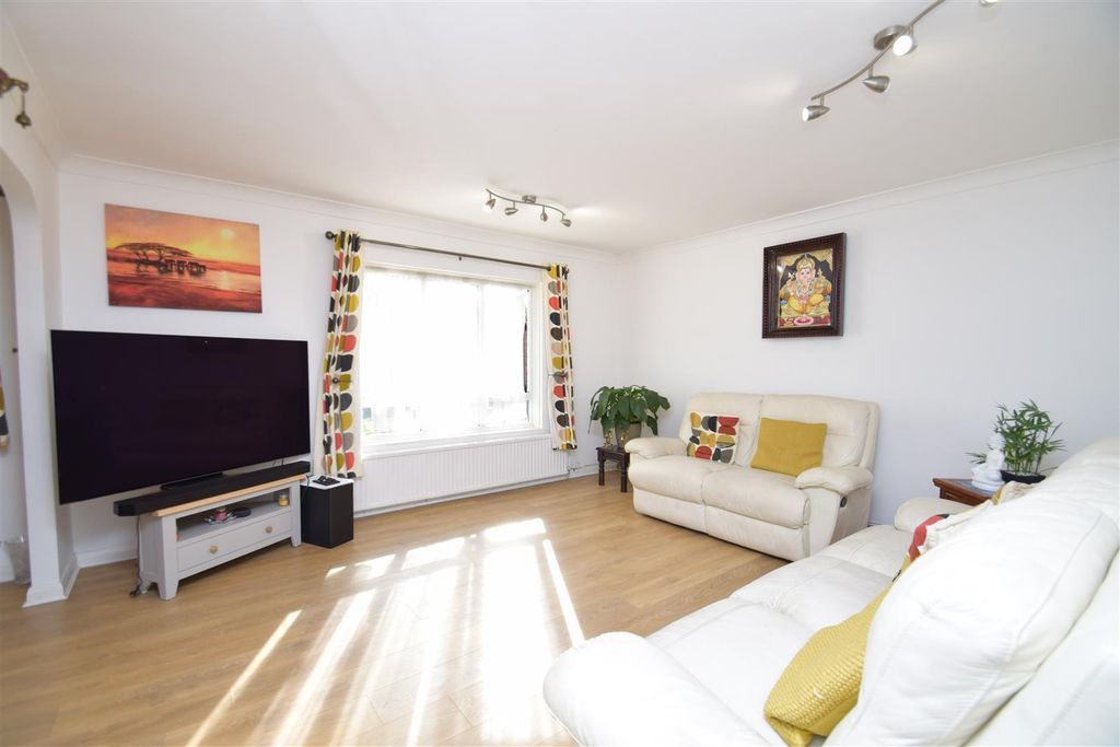 Property photo 2 of 9 Ridgeway Court