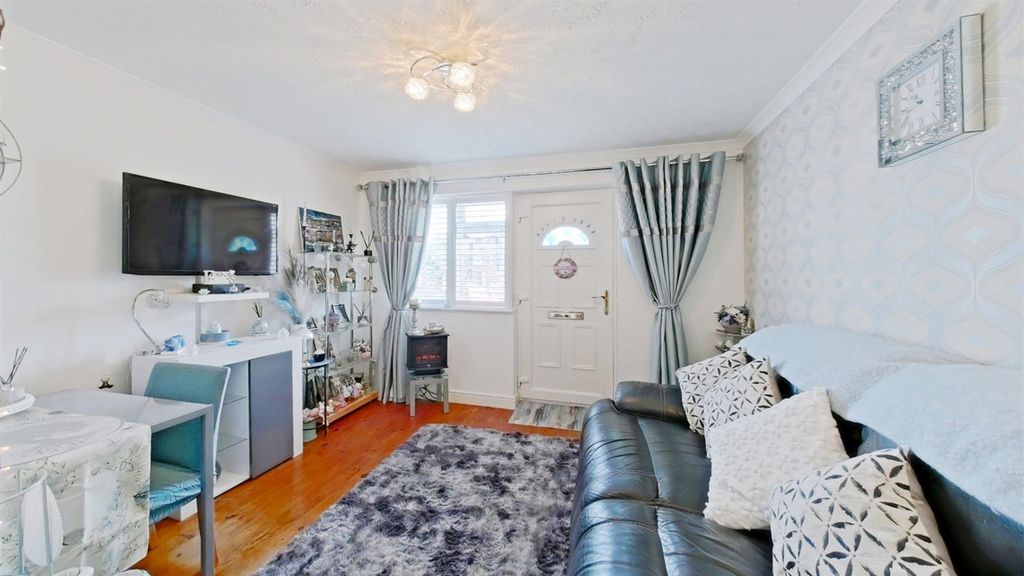 Property photo 3 of 12 Lounge