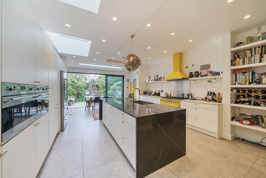 Property photo 2 of 18 1342879-18-68A5B2...