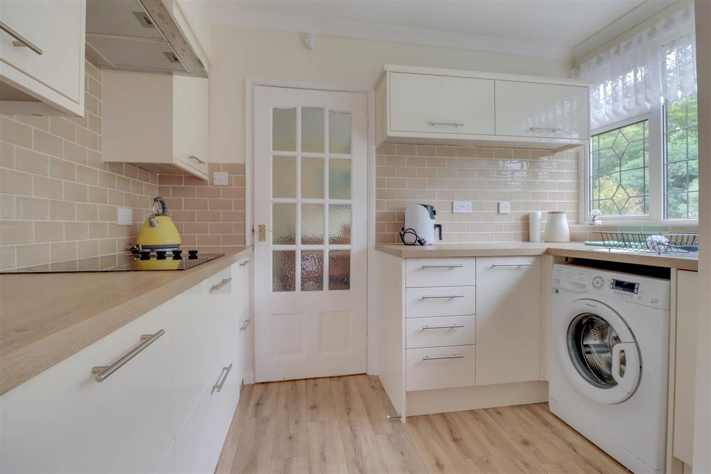 Property photo 3 of 17 10 Highcliffe Way Inside-14.Jpg