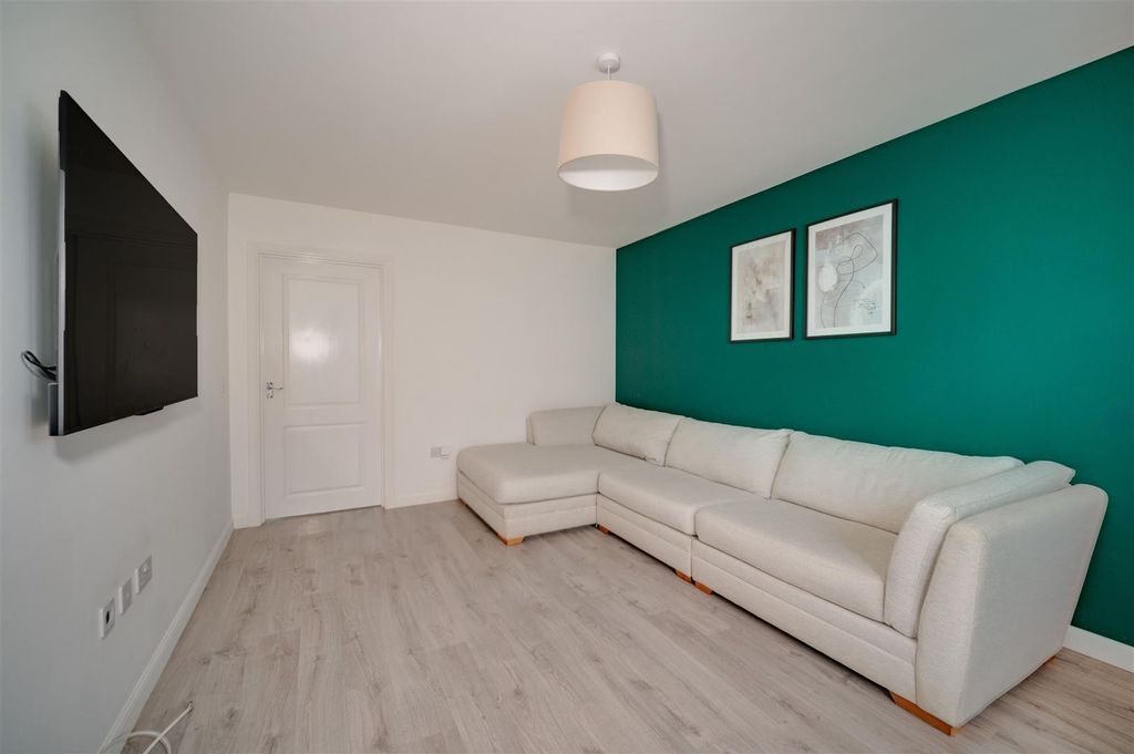 Property photo 3 of 25 46 Ballumbie Rise Gardens Dundee-19.Jpg