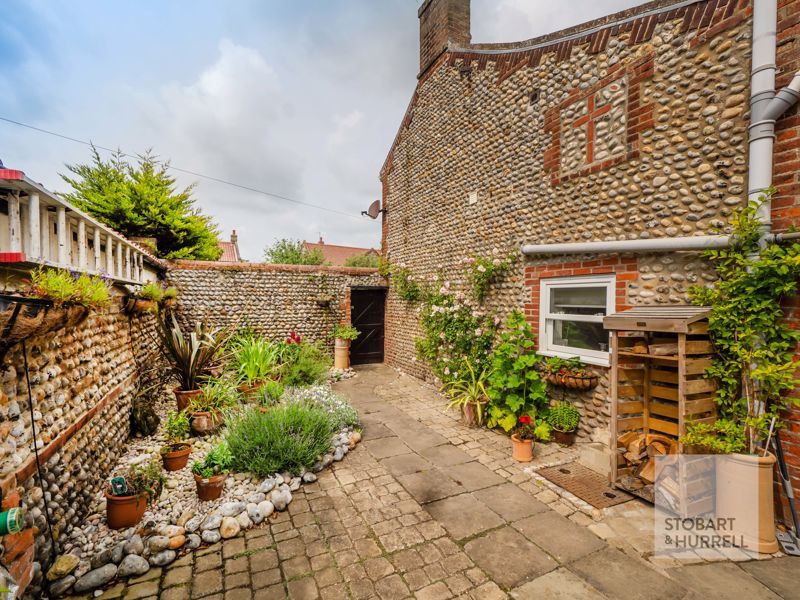 Property photo 3 of 25 Courtyard