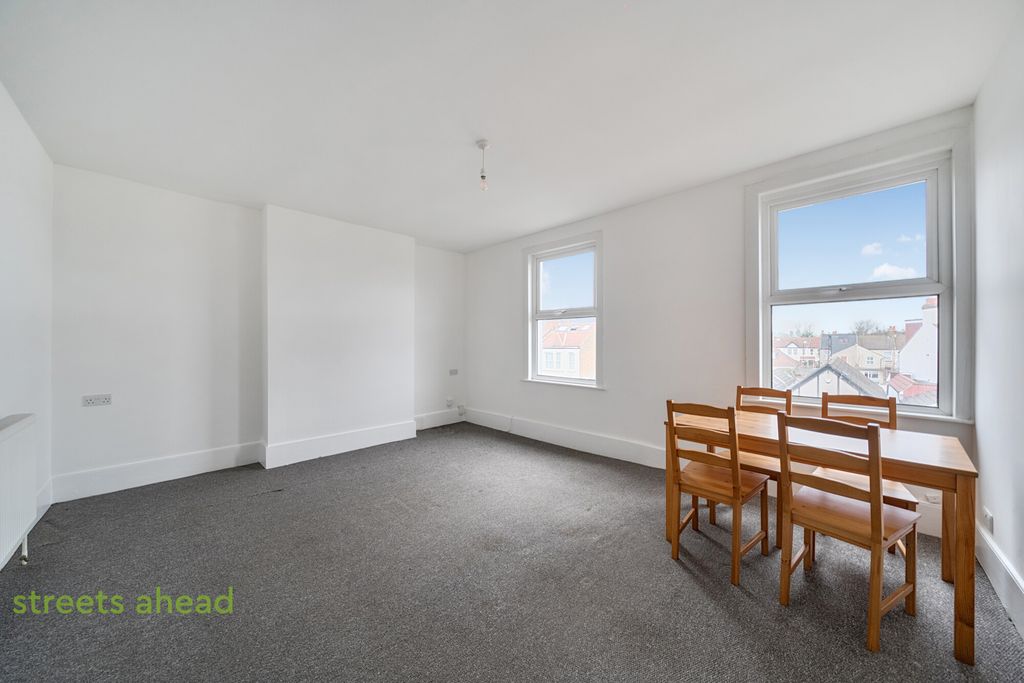 Property photo 3 of 13 21182209-18F2-41c...