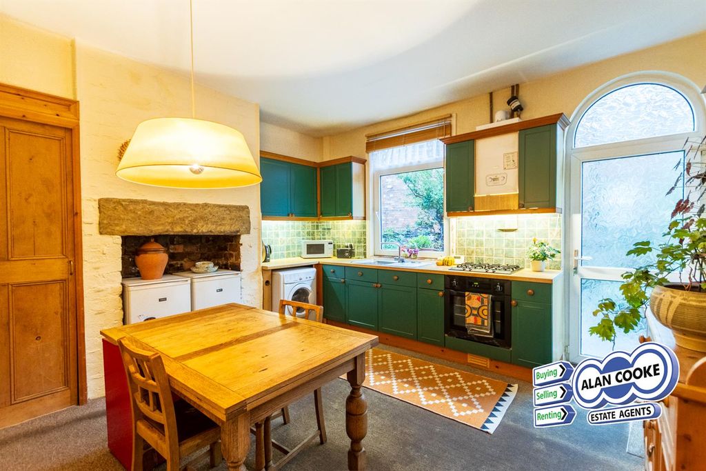 Property photo 3 of 10 Dining Kitchen