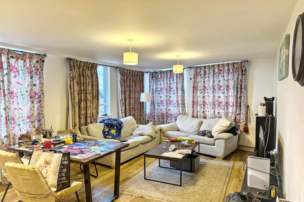 Property photo 2 of 6 Cadogan House - Lounge