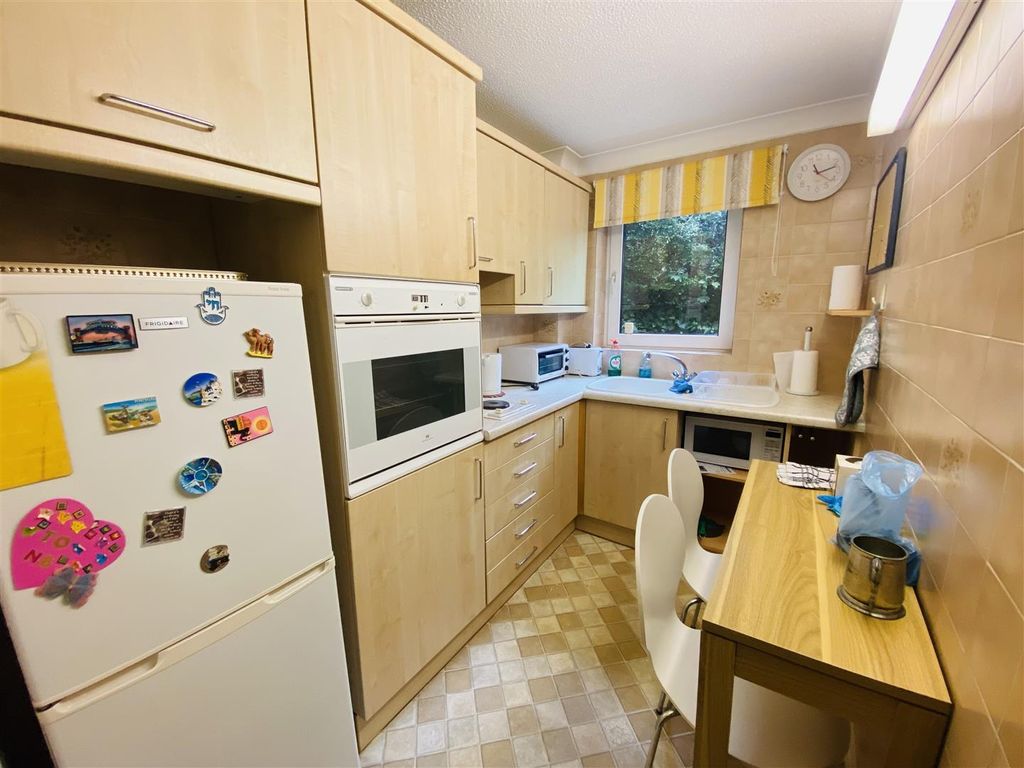 Property photo 3 of 9 Kitchen: