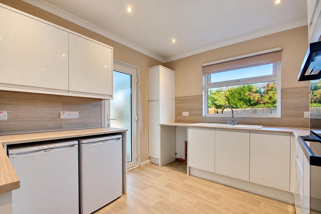 Property photo 3 of 14 Kitchen