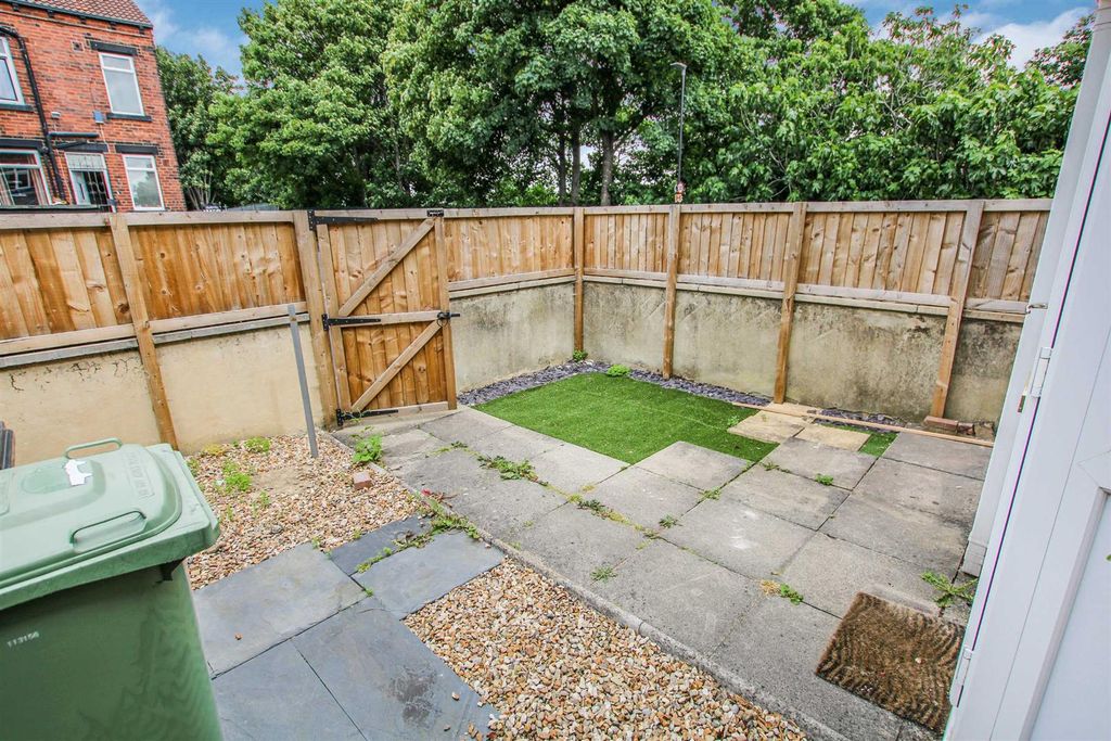 Property photo 3 of 12 Garden: