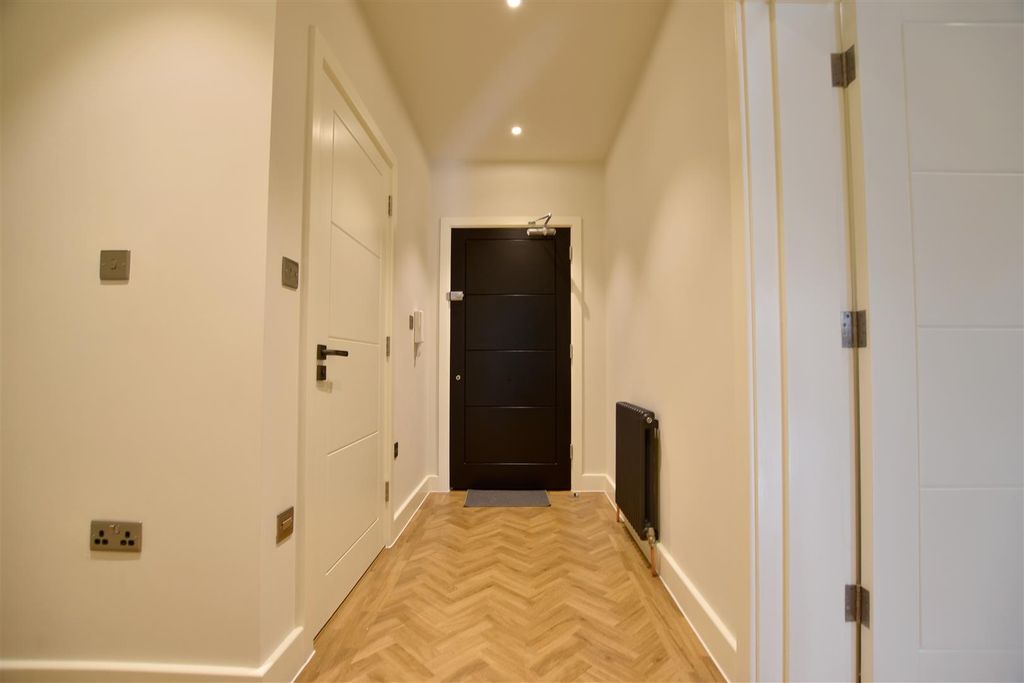 Property photo 2 of 11 Hall