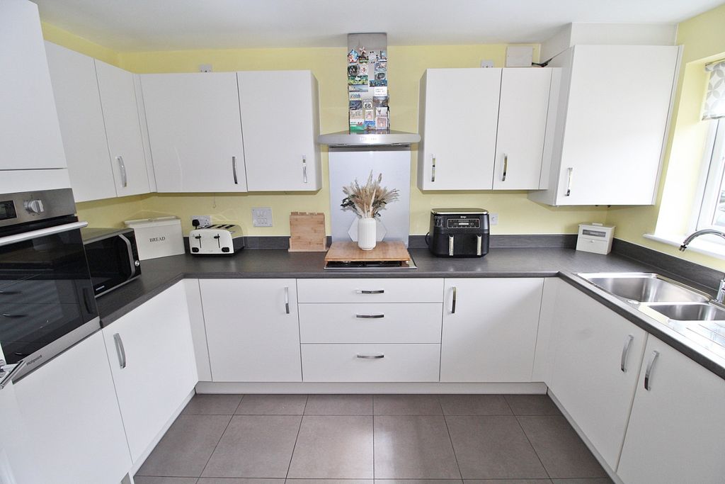 Property photo 2 of 11 4168105