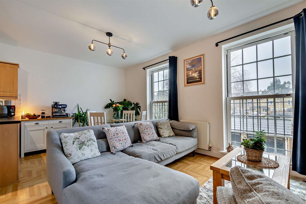 Property photo 2 of 15 8640928-Interior05-800.Jpg