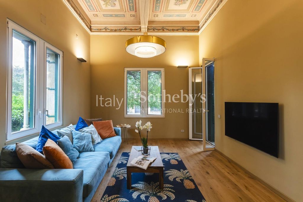 Property photo 2 of 35