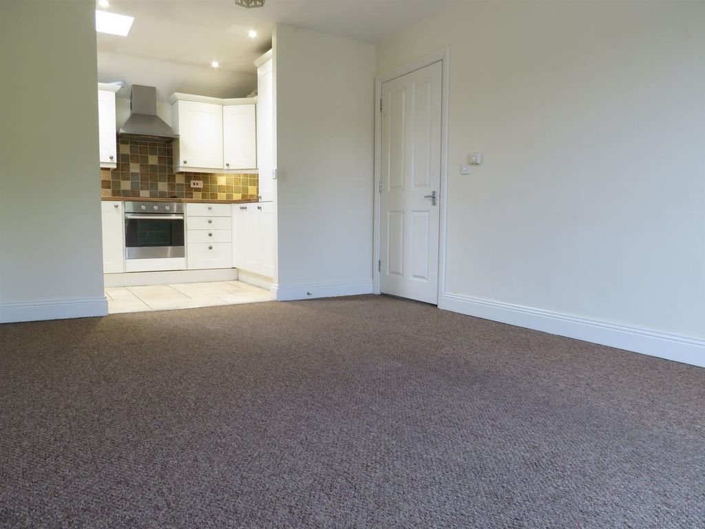 Property photo 3 of 8 Lounge