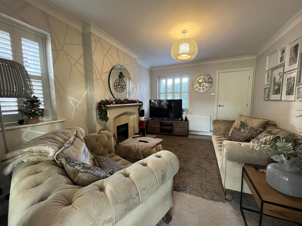 Property photo 3 of 25 Lounge