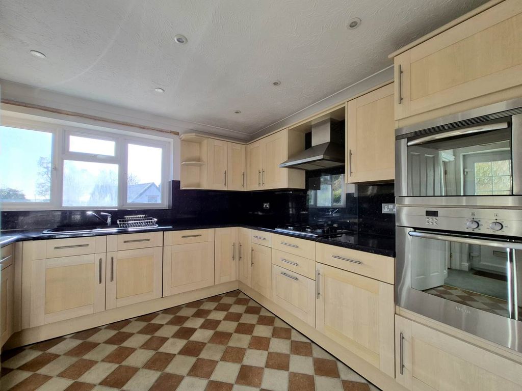 Property photo 3 of 16 Kitchen