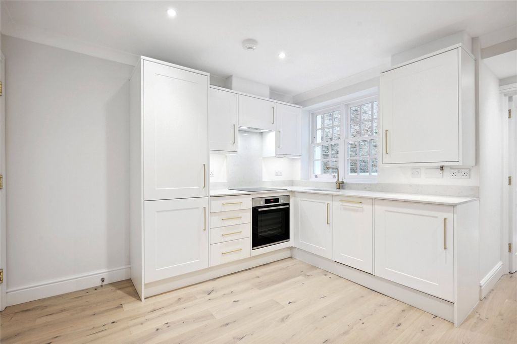 Property photo 3 of 10 Kitchen