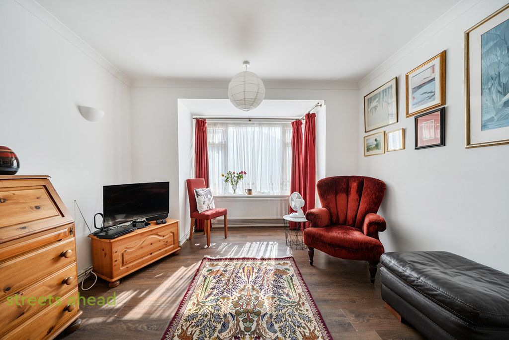 Property photo 2 of 16 7F723723-2c69-444...