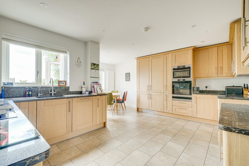 Property photo 3 of 34