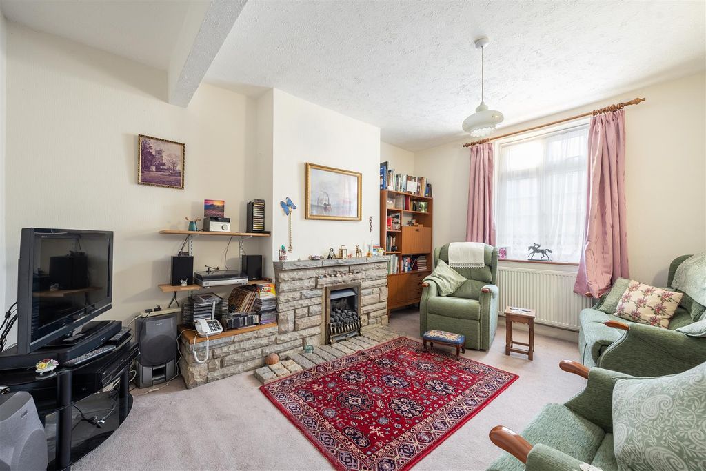 Property photo 2 of 25 Douglas Avenue, E17