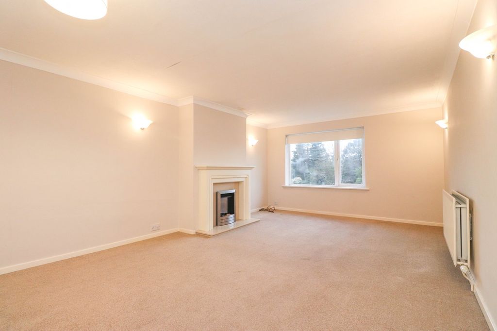 Property photo 3 of 16 Lounge