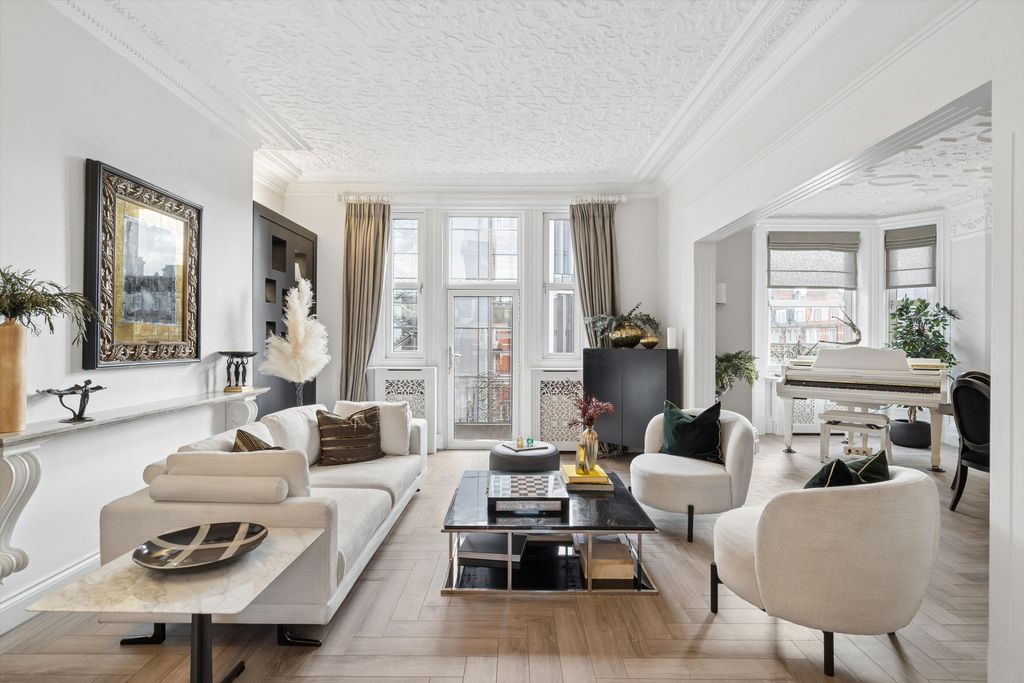 Wellington Court, 116 Knightsbridge, London SW1X