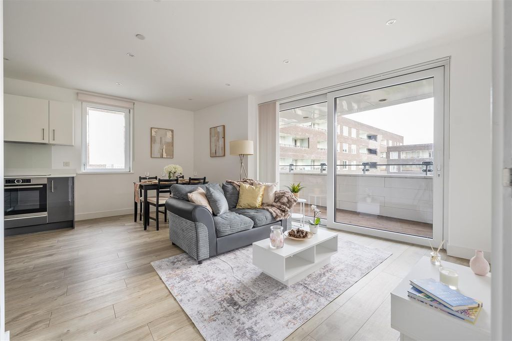 Property photo 1 of 18 Beck Square, E10