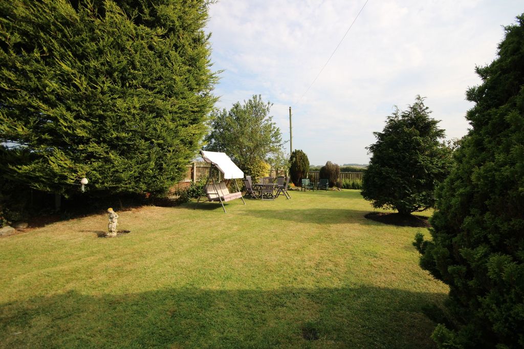 Property photo 3 of 28 Gardens