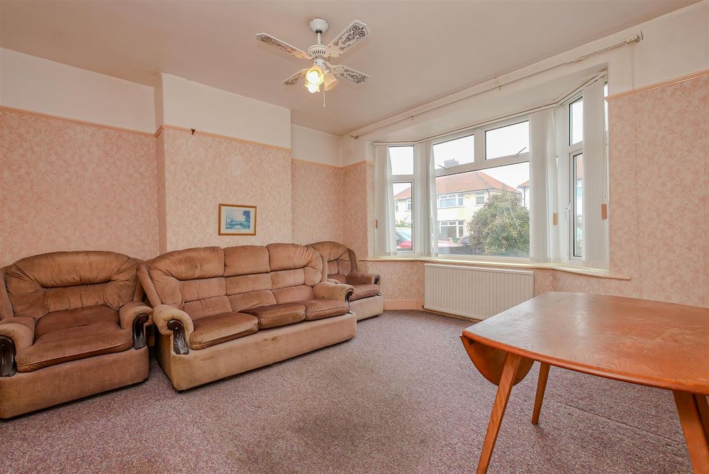 Property photo 2 of 11 Lounge