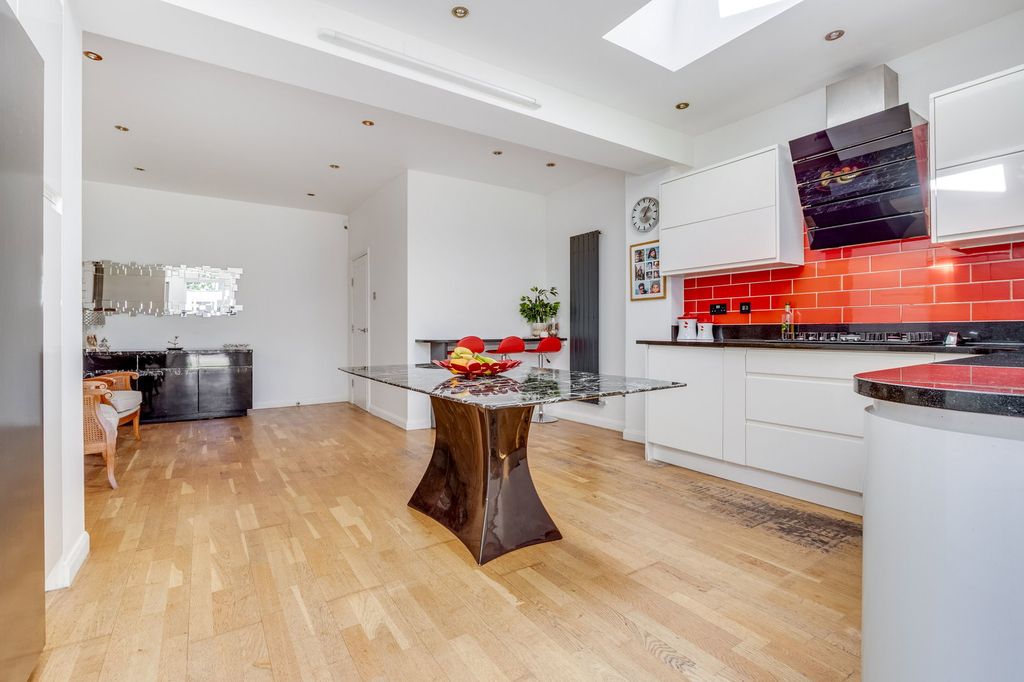 Property photo 3 of 19