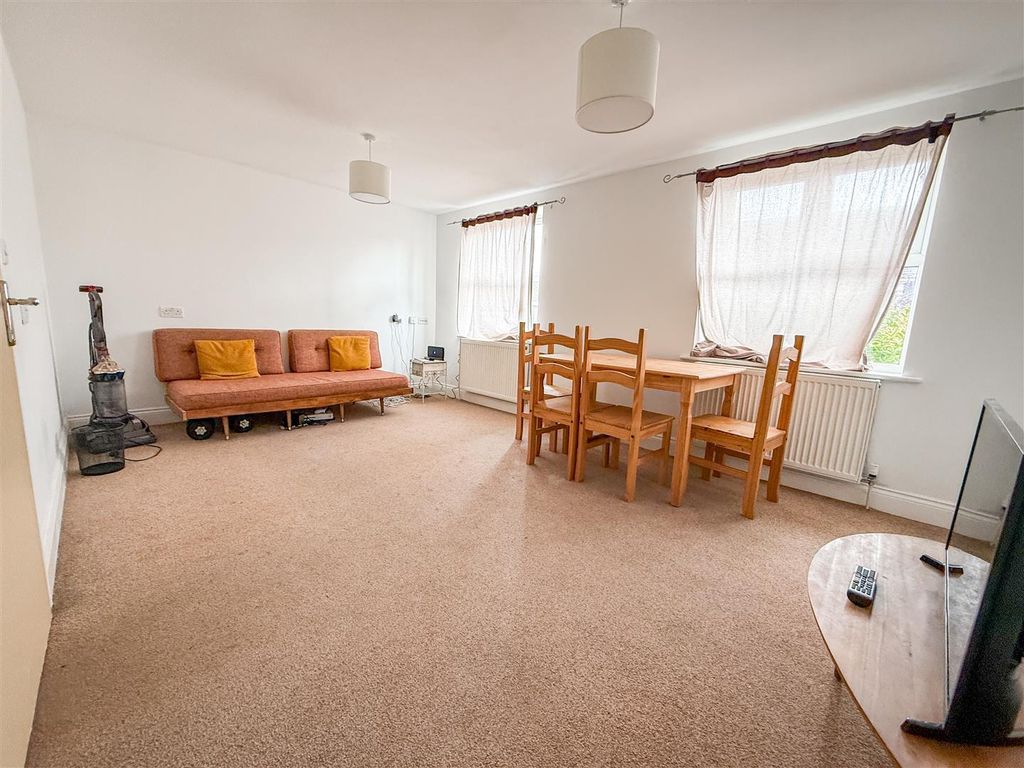 Property photo 3 of 12 Lounge