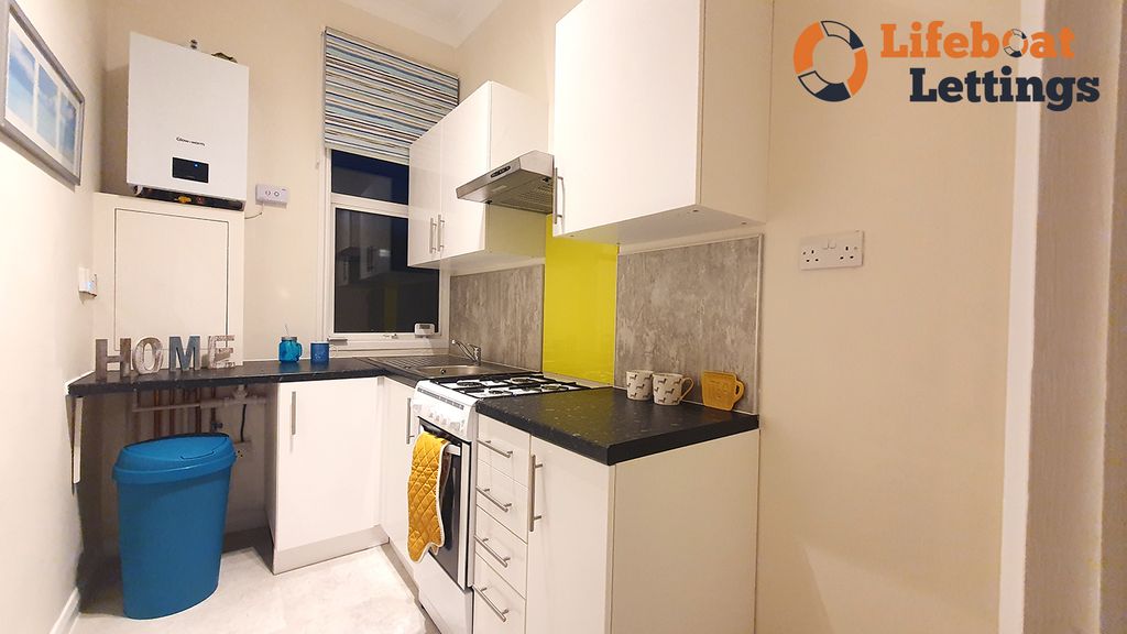 Property photo 2 of 7 Kitchen