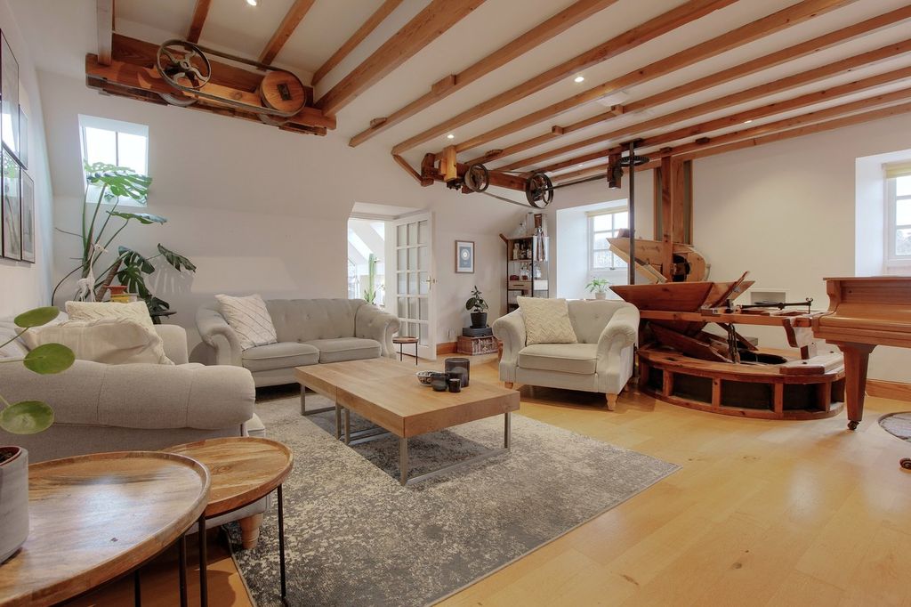 Property photo 2 of 32