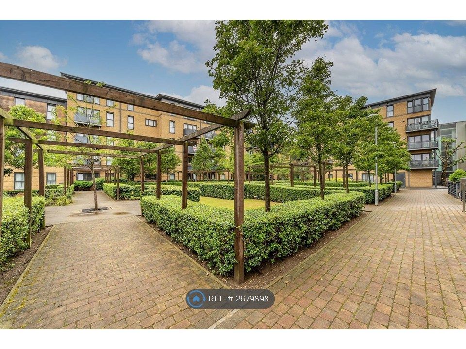 Property photo 3 of 23 Communal Gardens At Back Of Flat