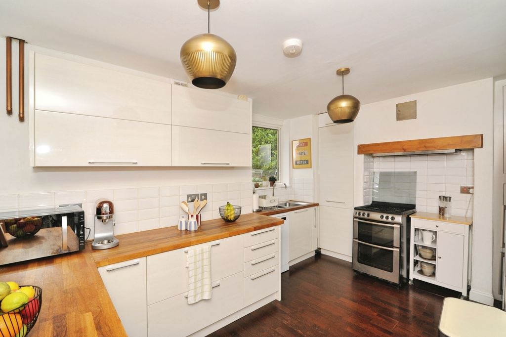 Property photo 3 of 19 Kitchen