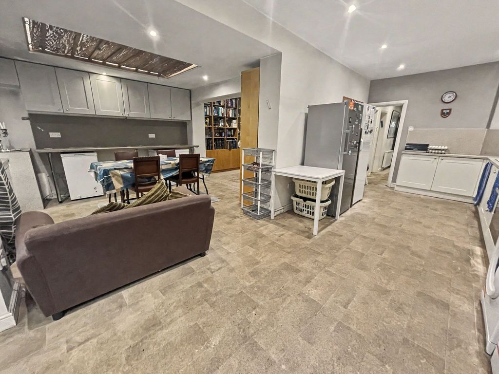 Property photo 2 of 25