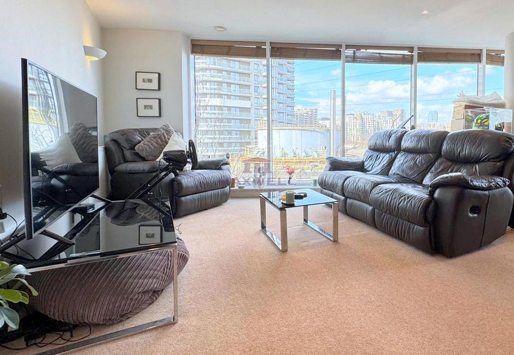 Property photo 2 of 12 2 Bed To Let In E16 London