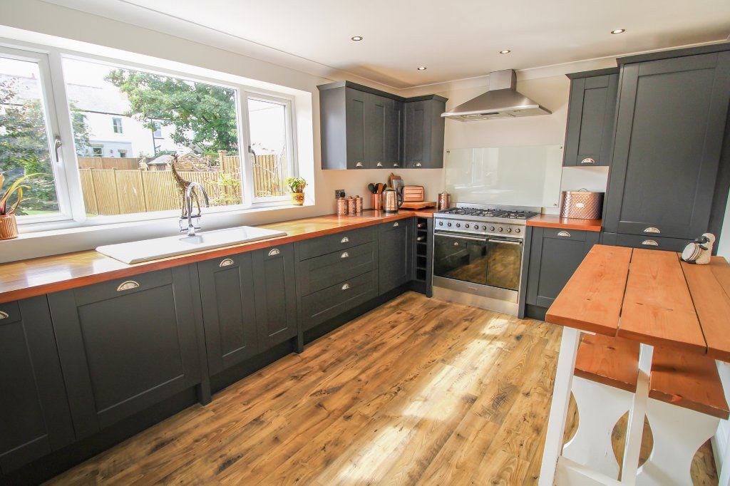 Property photo 2 of 17 Dining Kitchen