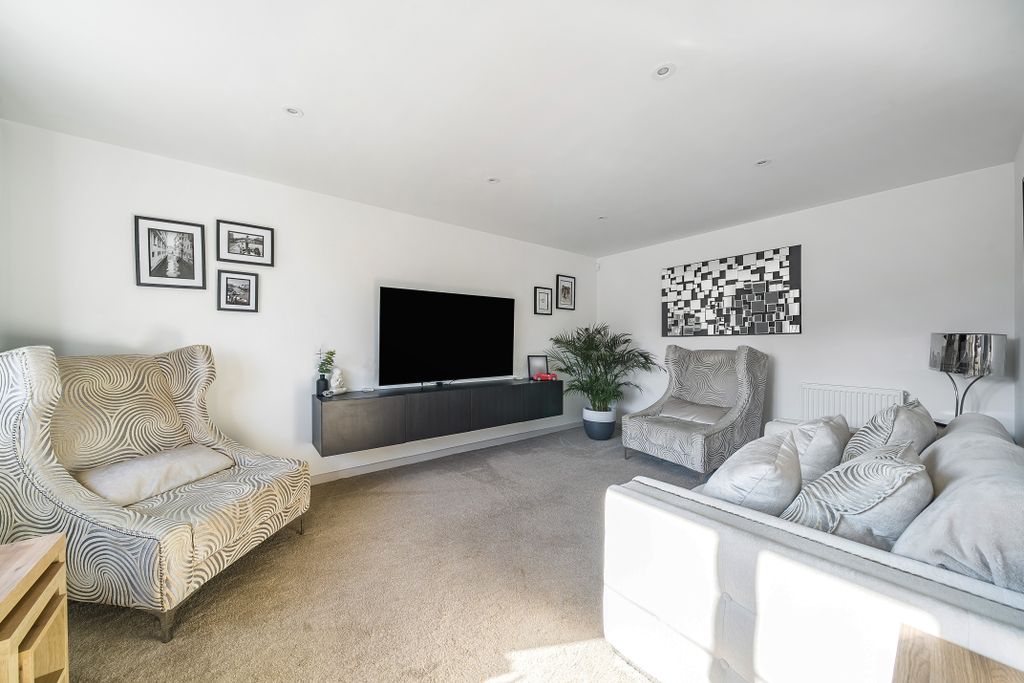 Property photo 2 of 23 12519502