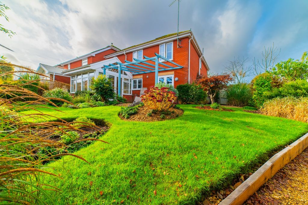 Property photo 3 of 53 Award-Winning Media Team On Every Listing_4