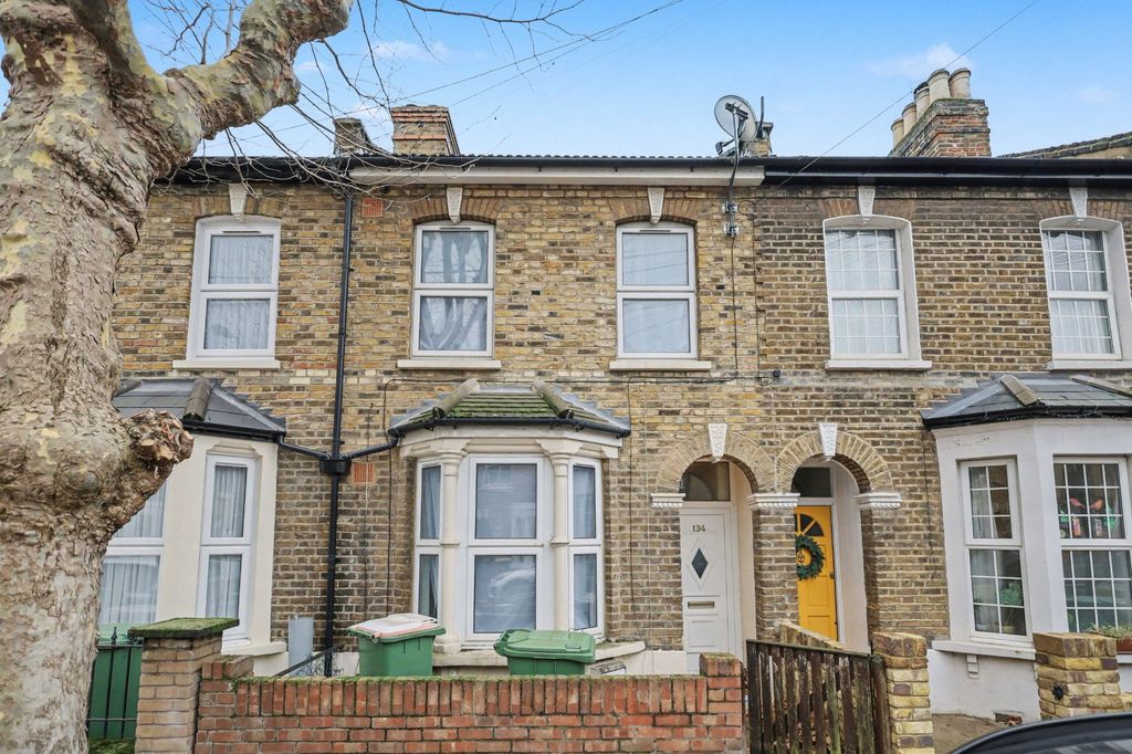 Property photo 1 of 24 134 Colegrave Road, London E15 1Ea