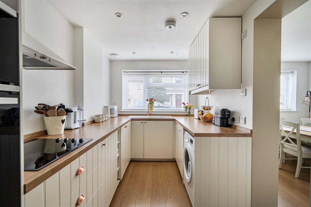 Property photo 3 of 17 Kitchen