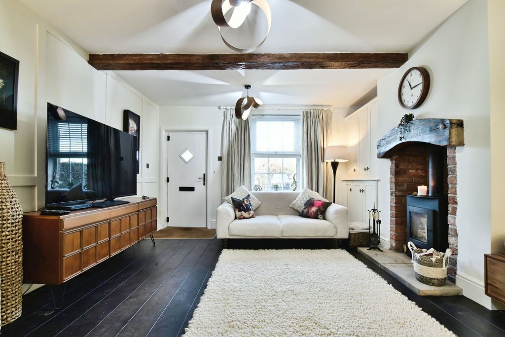 Property photo 3 of 20 Lounge