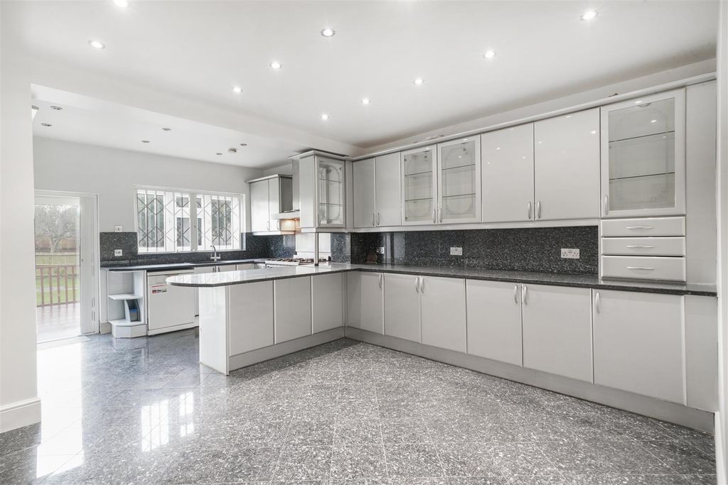 Property photo 3 of 12 51 Pebworth Road - Pw0Ld1Uhunk5Bewd6J0B.Jpg