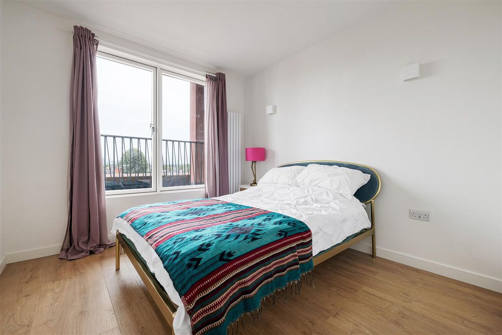 Property photo 2 of 24 Gainsford Road E17