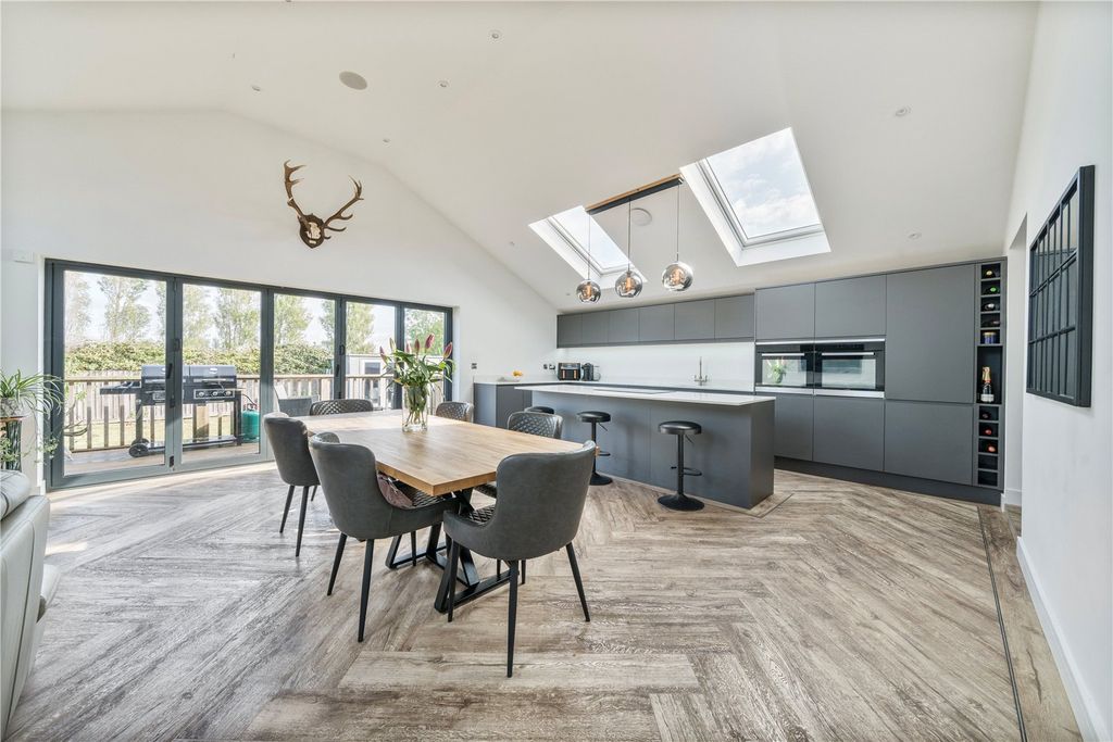 Property photo 1 of 24 Picture No. 14