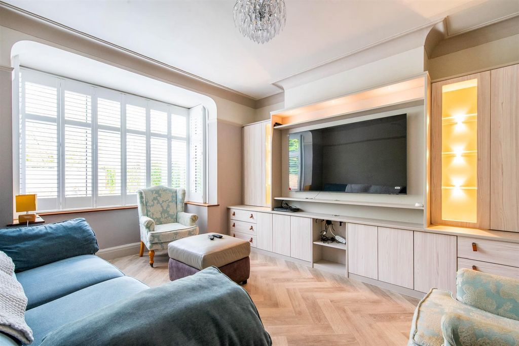 Property photo 2 of 27 Lounge