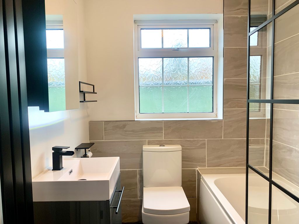 Property photo 2 of 17 Bathroom