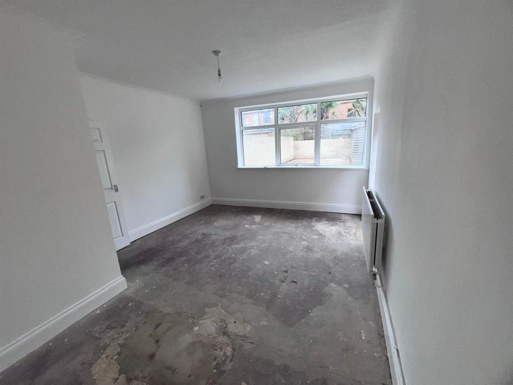 Property photo 3 of 10 Lounge.Jpg